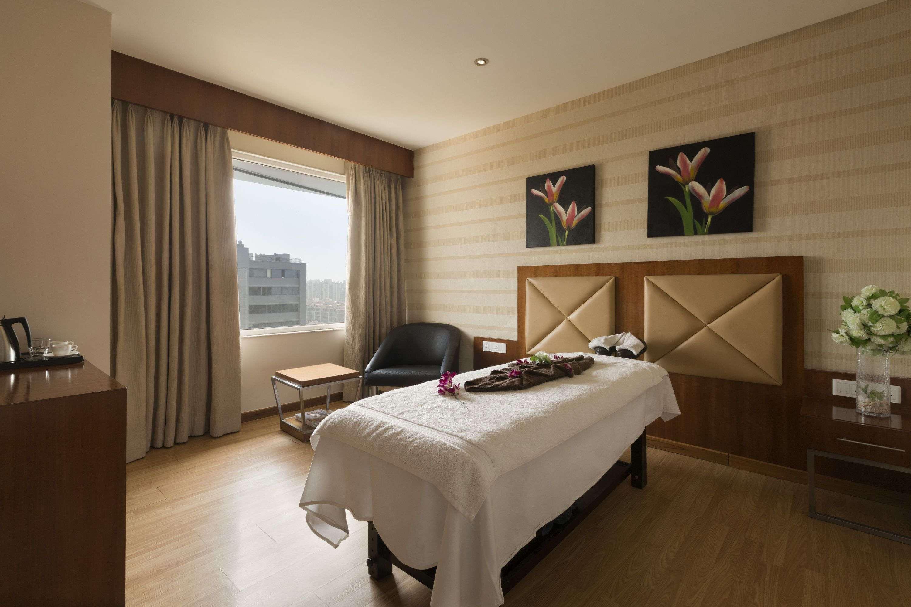 Hotel Ramada Ahmedabad Esterno foto