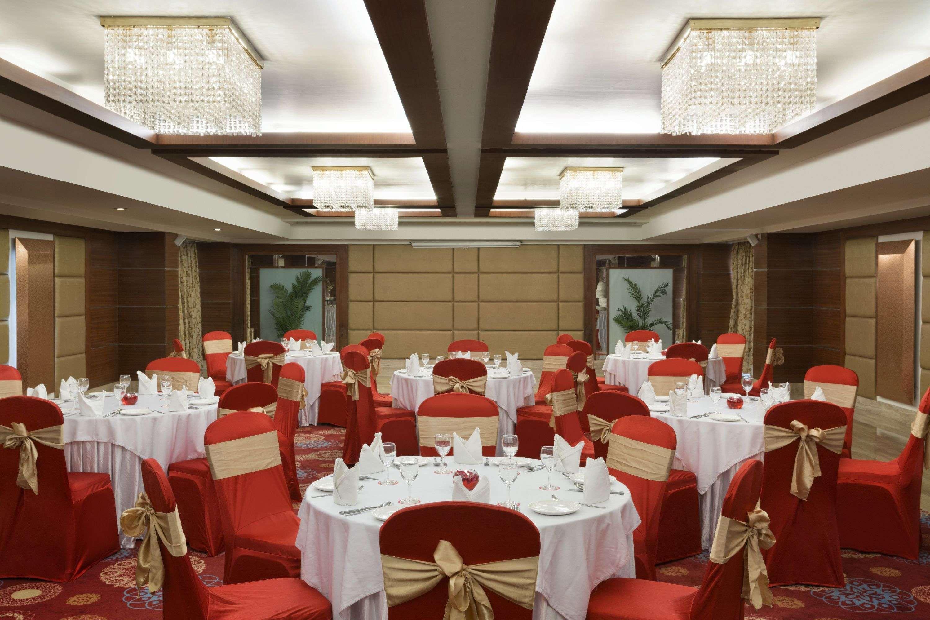 Hotel Ramada Ahmedabad Esterno foto