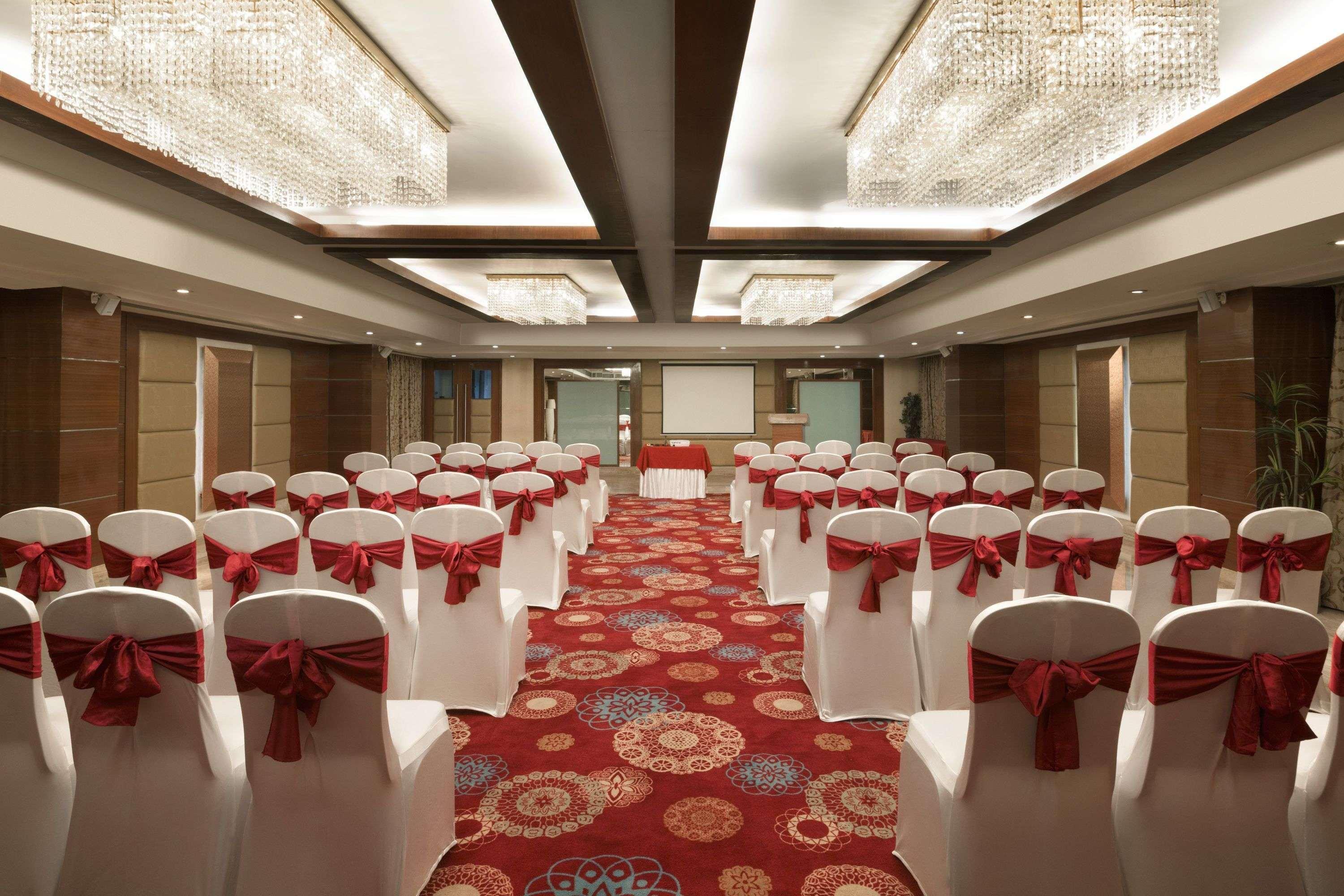 Hotel Ramada Ahmedabad Esterno foto