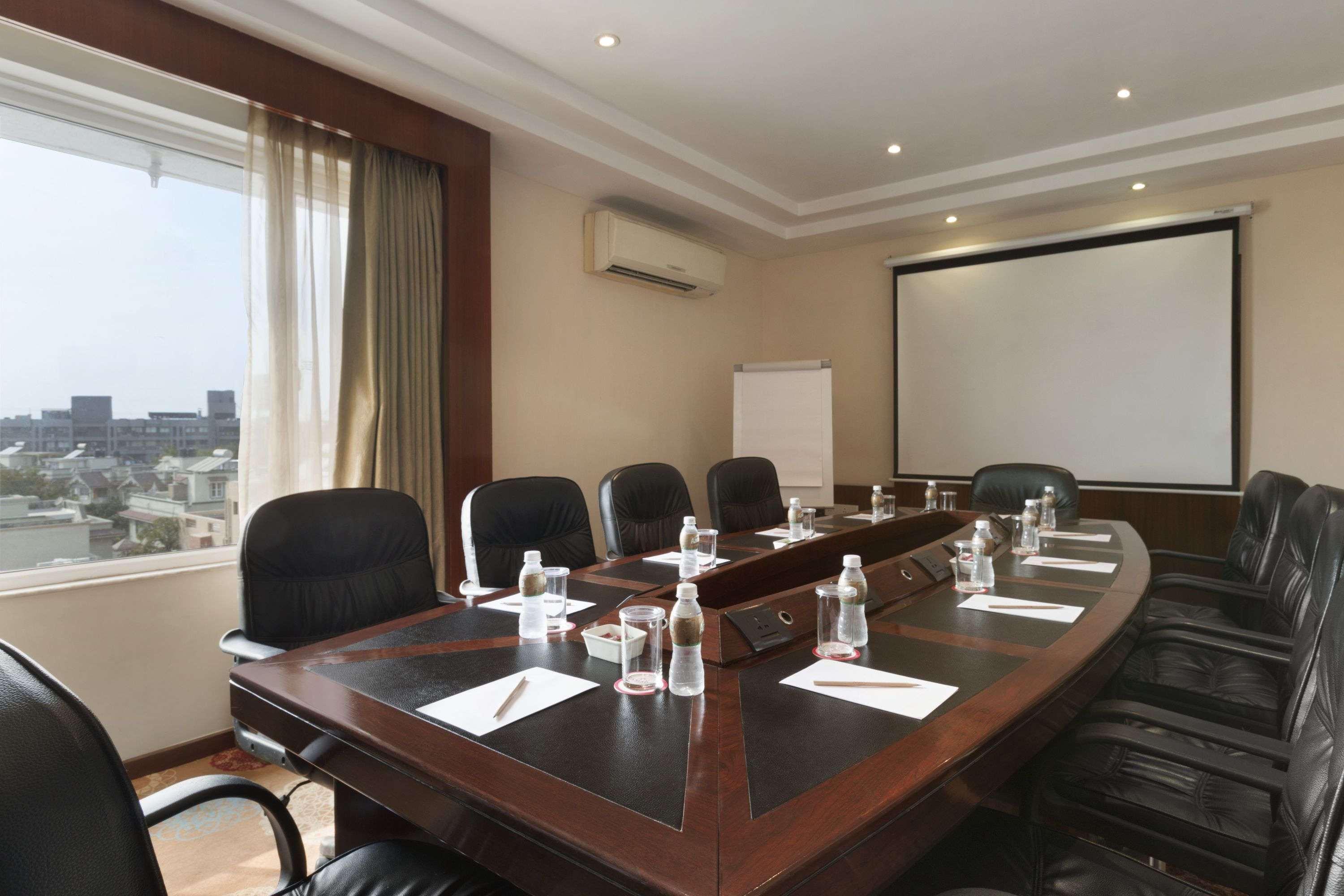 Hotel Ramada Ahmedabad Esterno foto