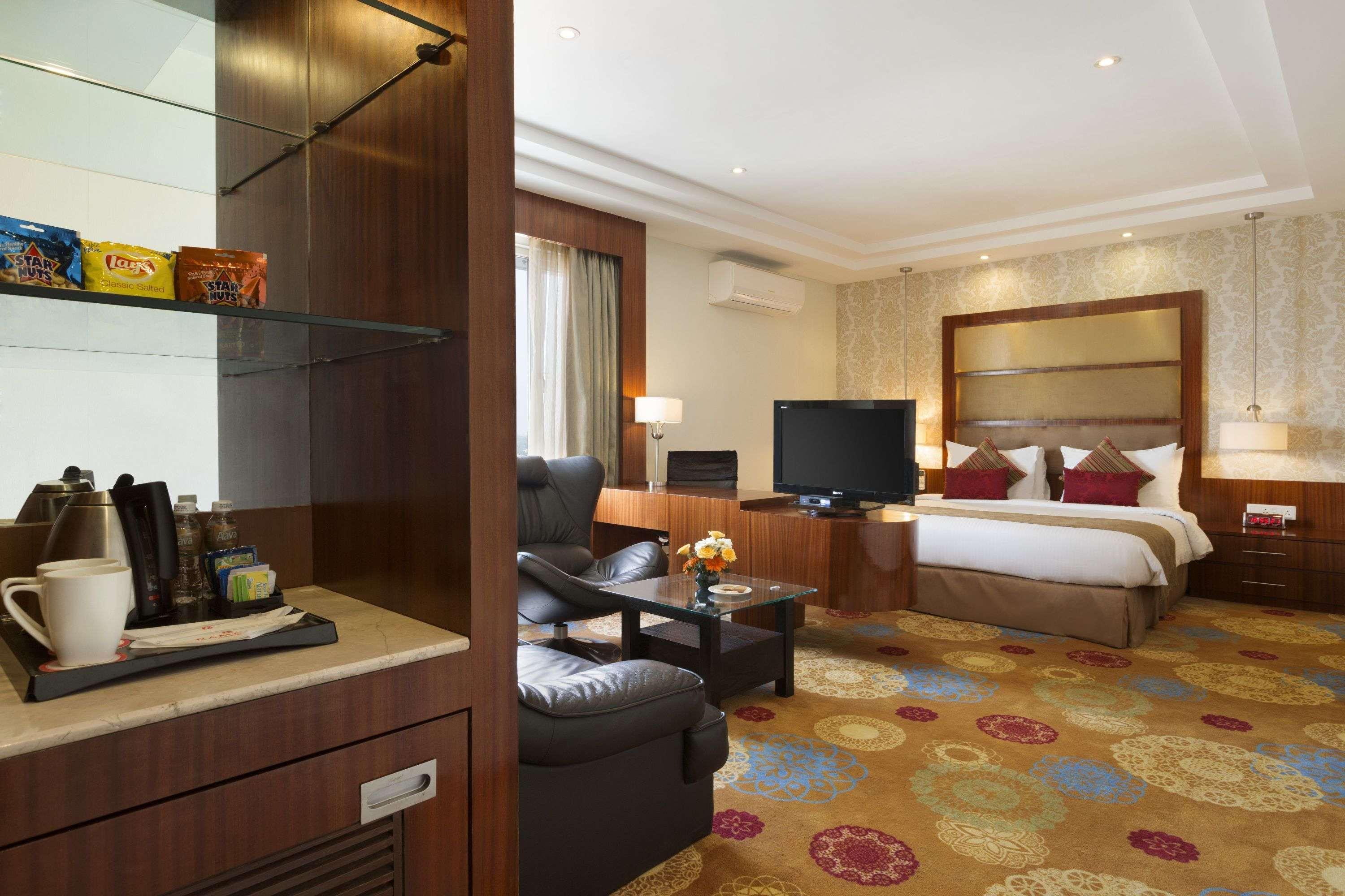 Hotel Ramada Ahmedabad Esterno foto