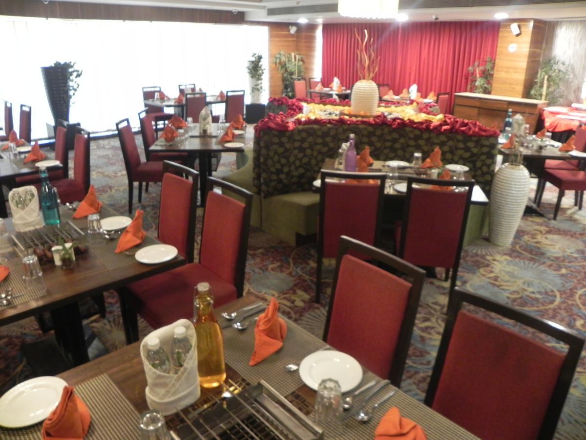 Hotel Ramada Ahmedabad Esterno foto