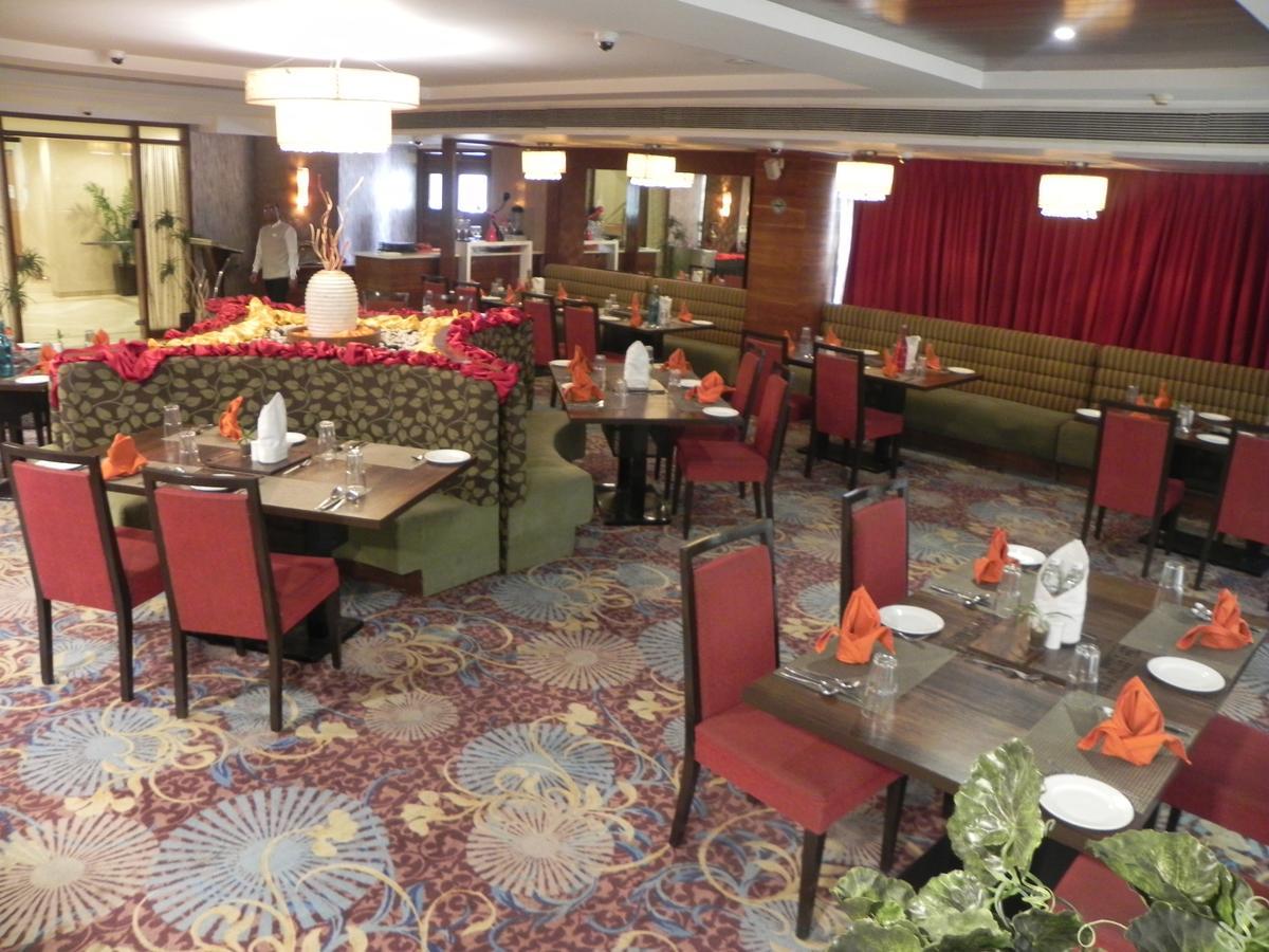 Hotel Ramada Ahmedabad Esterno foto