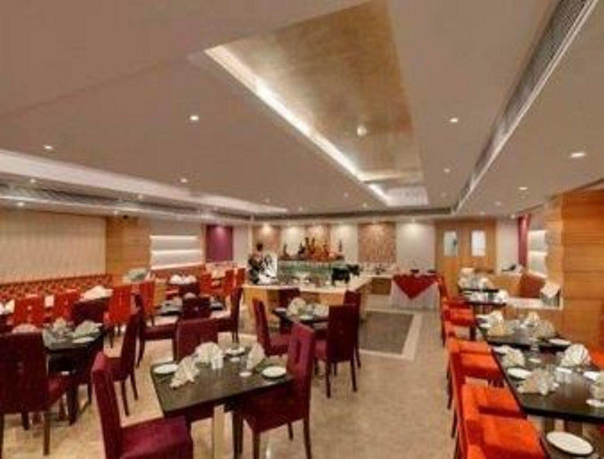 Hotel Ramada Ahmedabad Ristorante foto