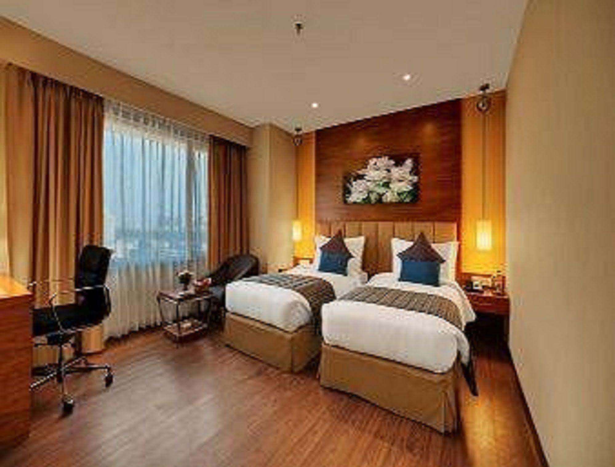 Hotel Ramada Ahmedabad Esterno foto