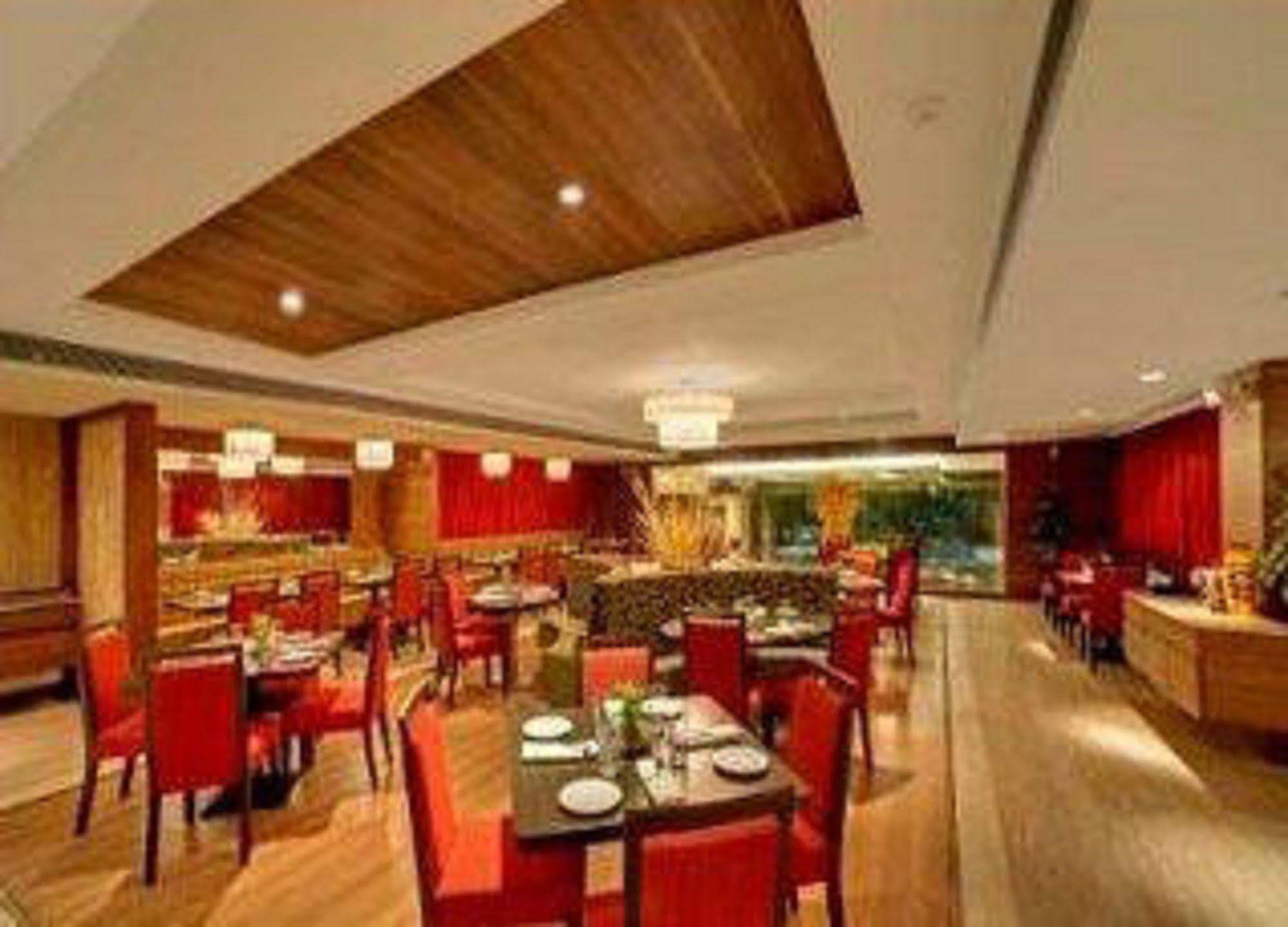 Hotel Ramada Ahmedabad Esterno foto