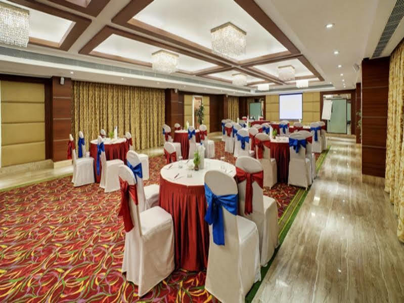 Hotel Ramada Ahmedabad Esterno foto