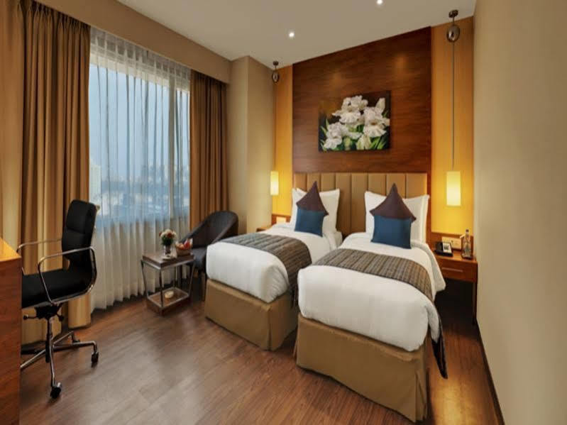 Hotel Ramada Ahmedabad Esterno foto