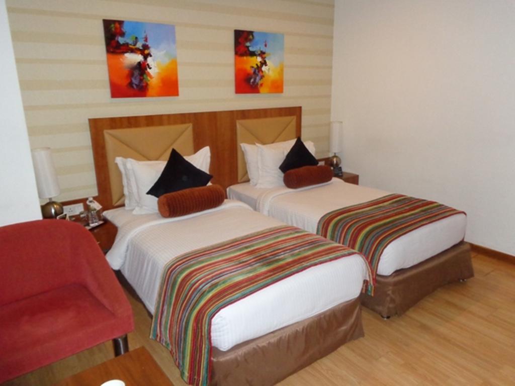 Hotel Ramada Ahmedabad Esterno foto
