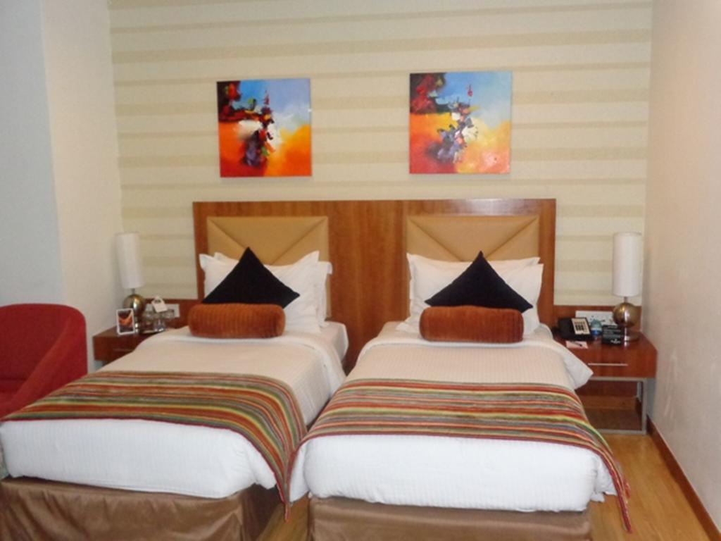 Hotel Ramada Ahmedabad Esterno foto