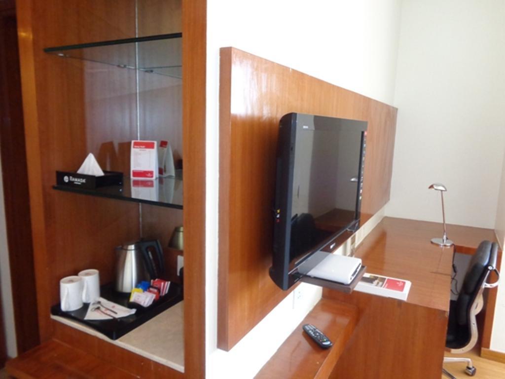 Hotel Ramada Ahmedabad Esterno foto