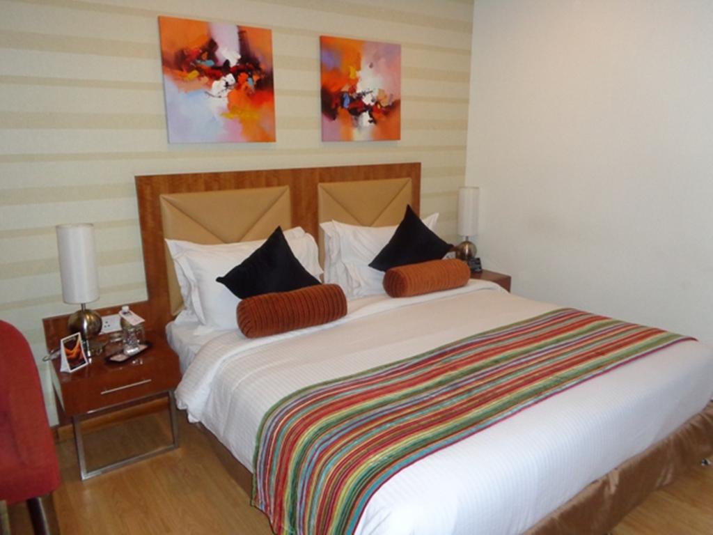 Hotel Ramada Ahmedabad Esterno foto
