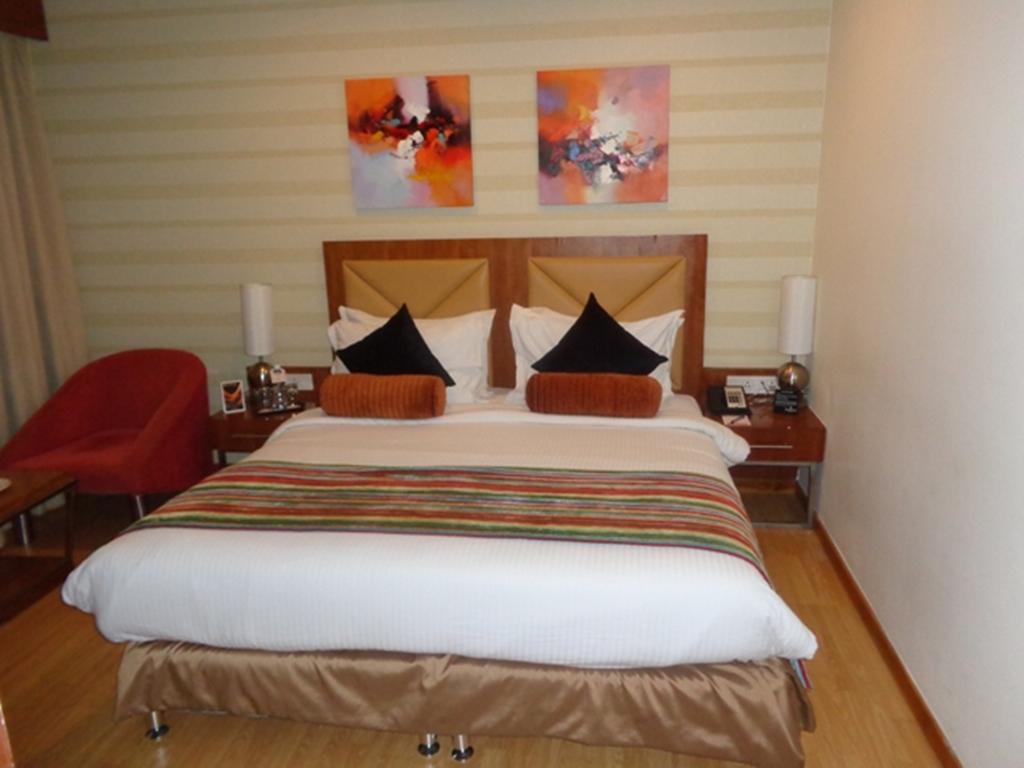 Hotel Ramada Ahmedabad Esterno foto
