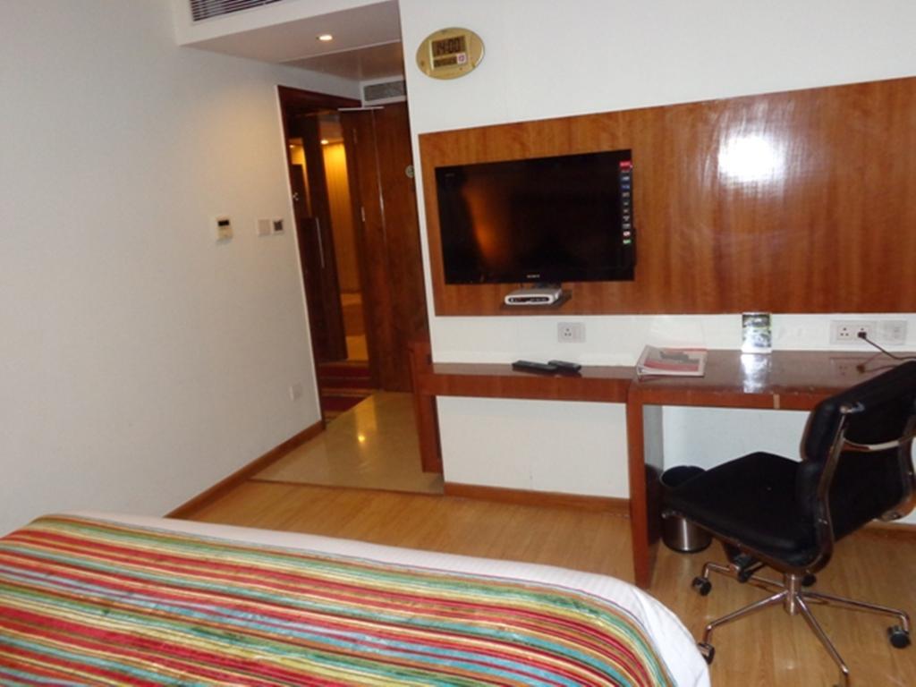 Hotel Ramada Ahmedabad Esterno foto
