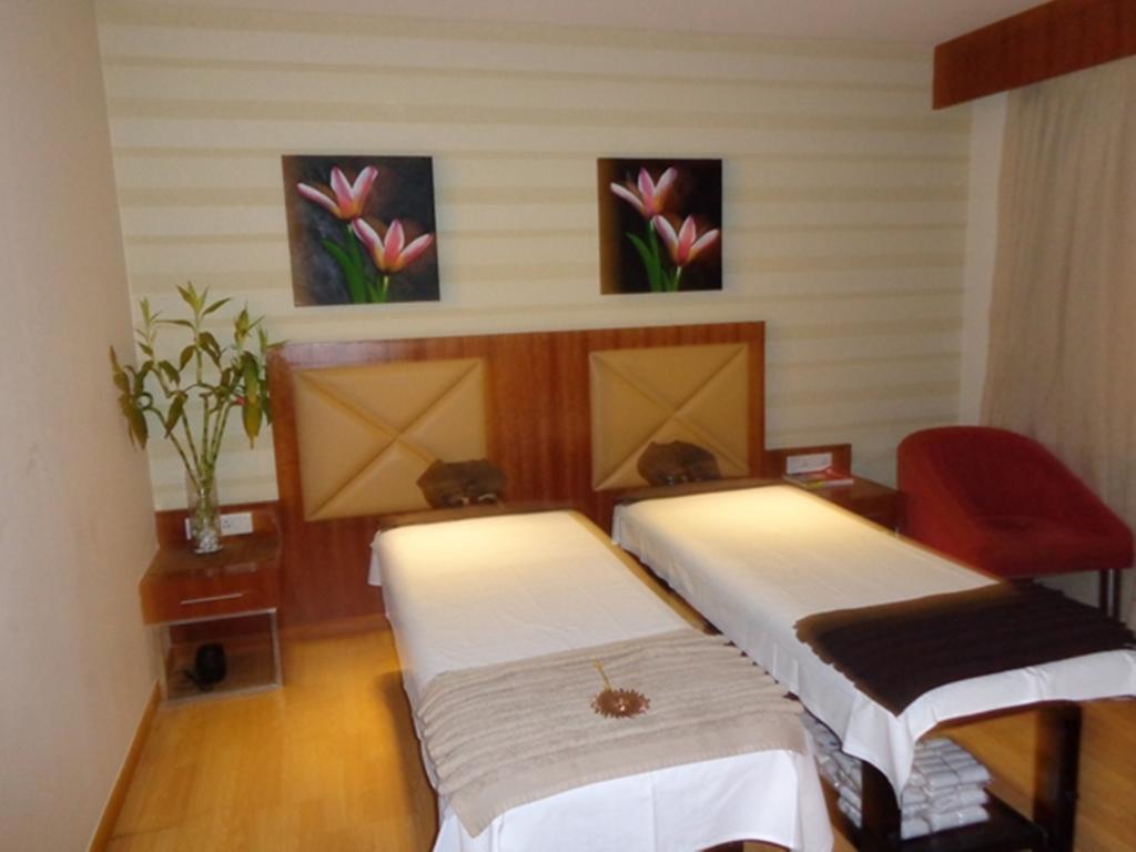 Hotel Ramada Ahmedabad Esterno foto