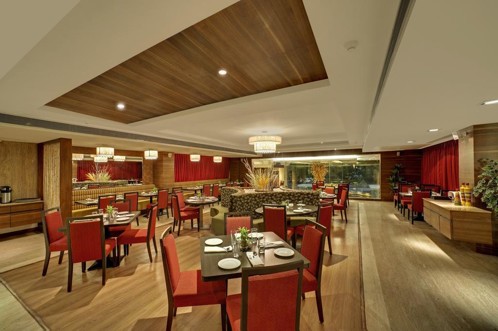 Hotel Ramada Ahmedabad Ristorante foto